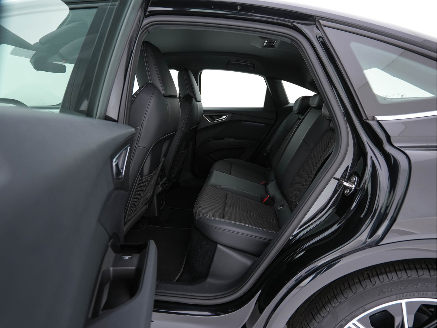 Audi Q4 Sportback e-tron 40 S-Line Edition 77 kWh [ 3-Fase ] {SOH-92%} (INCL-BTW) *HEAT-PUMP | LEATHER-FABRIC | MATRIX-LED | ADAPTIVE-CRUISE | AMBIENT-LIGHT | DIGI-COCKPIT | AUDI-SOUND | DAB+ | KEYLESS | SHIFT-PADDLES | CAMERA | HEATED-SPORTSEATS | 20''ALU*