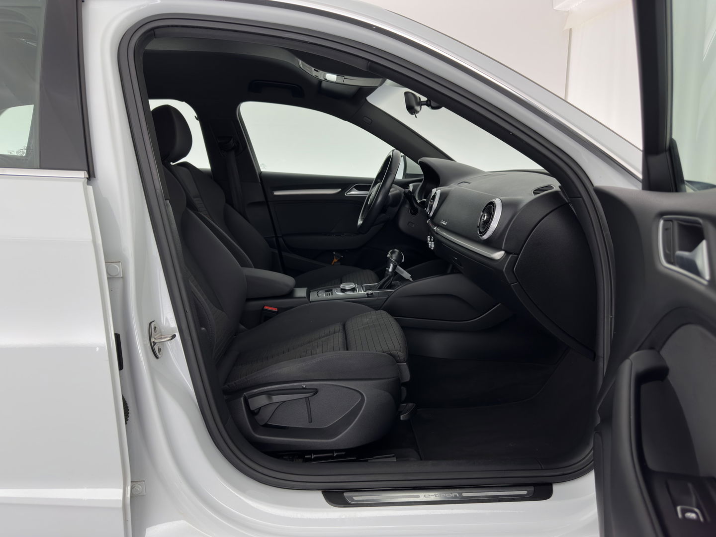 Audi A3 Sportback 1.4 e-tron Lease Edition PHEV Aut. *DIGI-COCKPIT | FULL-LED | ADAPTIVE-CRUISE | LANE-ASSIST | KEYLESS | SPORT-SEATS | NAVI-FULLMAP | ECC | PRIVACY-GLASS | PDC | CRUISE | 17''ALU*