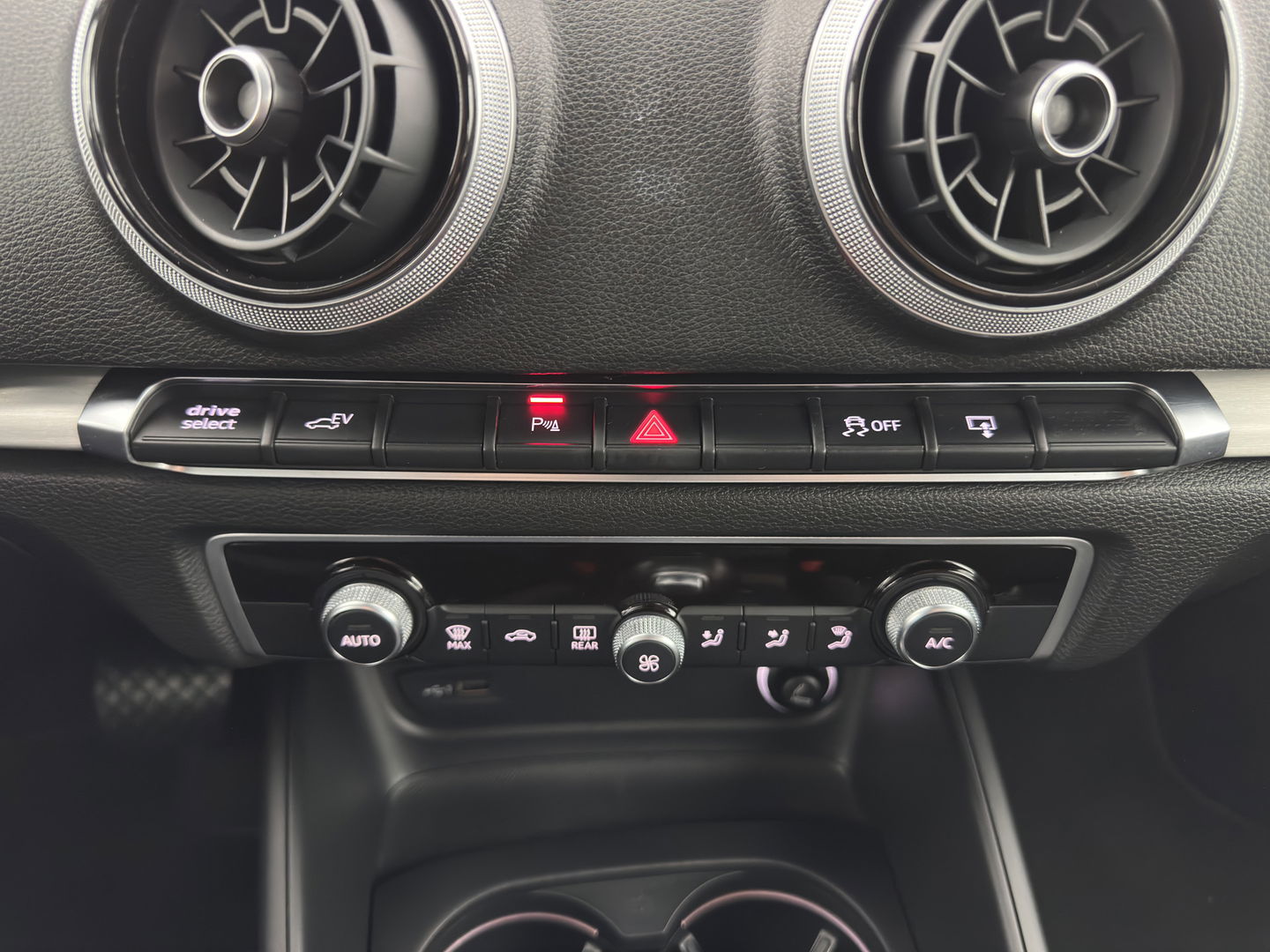 Audi A3 Sportback 1.4 e-tron Lease Edition PHEV Aut. *DIGI-COCKPIT | FULL-LED | ADAPTIVE-CRUISE | LANE-ASSIST | KEYLESS | SPORT-SEATS | NAVI-FULLMAP | ECC | PRIVACY-GLASS | PDC | CRUISE | 17''ALU*