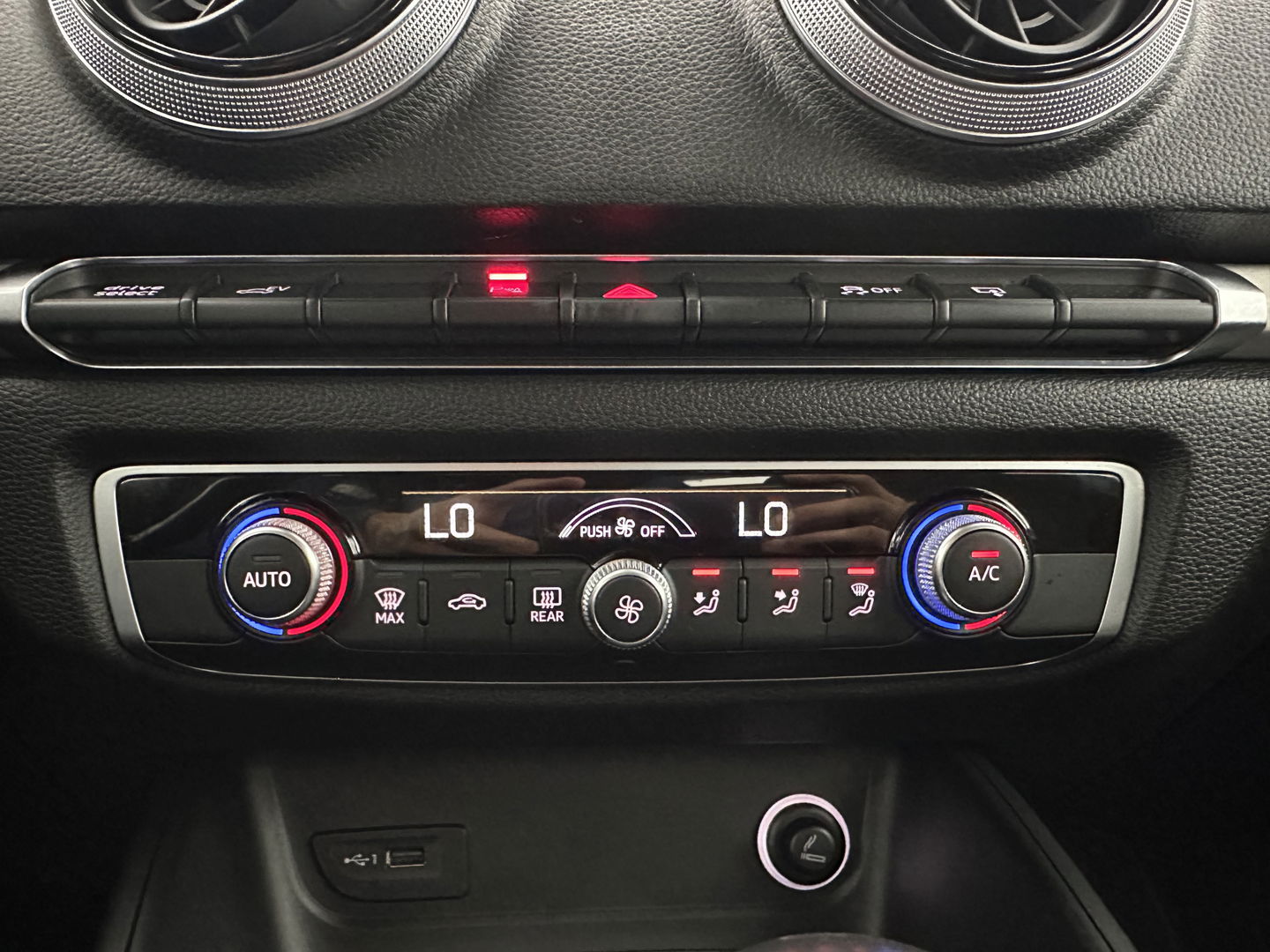 Audi A3 Sportback 1.4 e-tron Lease Edition PHEV Aut. *DIGI-COCKPIT | FULL-LED | ADAPTIVE-CRUISE | LANE-ASSIST | KEYLESS | SPORT-SEATS | NAVI-FULLMAP | ECC | PRIVACY-GLASS | PDC | CRUISE | 17''ALU*