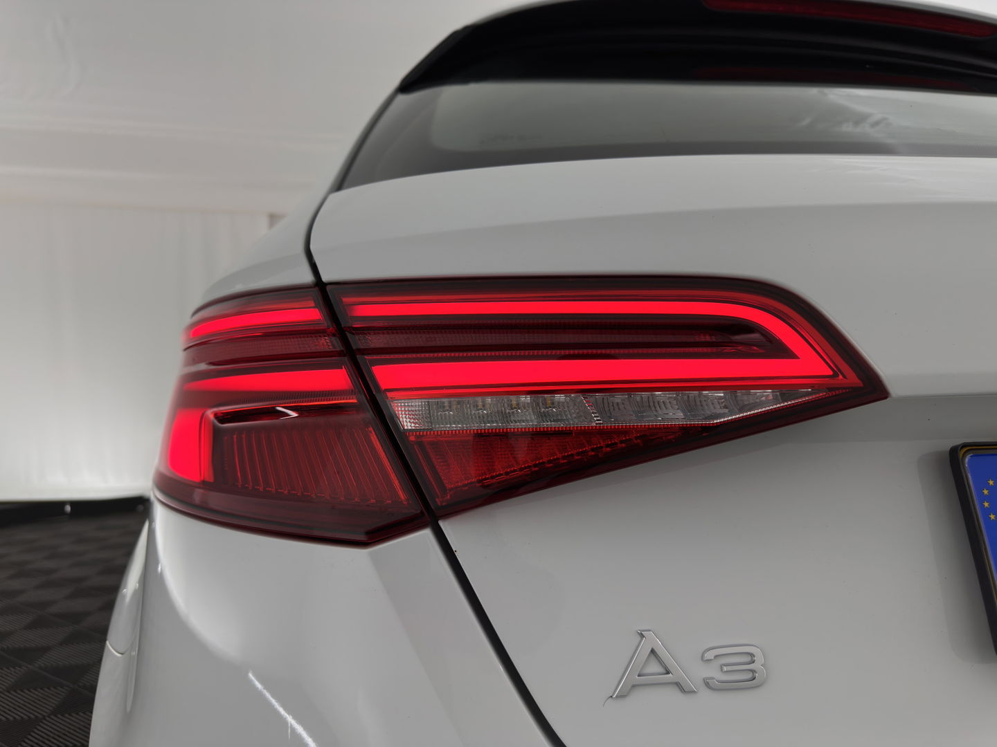 Audi A3 Sportback 1.4 e-tron Lease Edition PHEV Aut. *DIGI-COCKPIT | FULL-LED | ADAPTIVE-CRUISE | LANE-ASSIST | KEYLESS | SPORT-SEATS | NAVI-FULLMAP | ECC | PRIVACY-GLASS | PDC | CRUISE | 17''ALU*