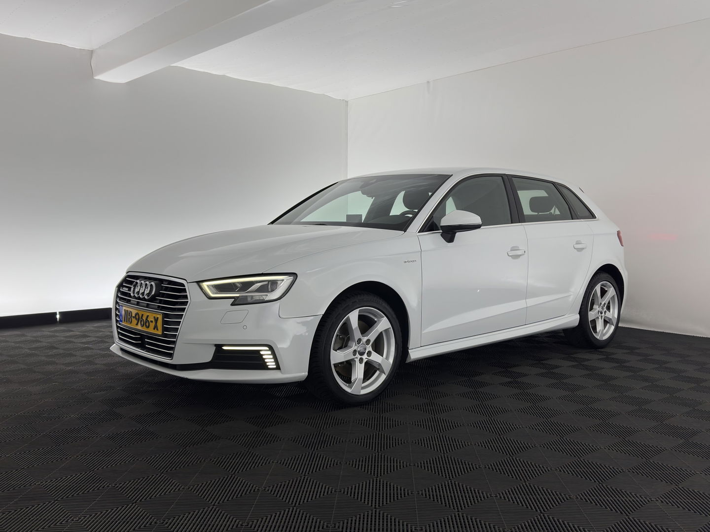 Audi A3 Sportback 1.4 e-tron Lease Edition PHEV Aut. *DIGI-COCKPIT | FULL-LED | ADAPTIVE-CRUISE | LANE-ASSIST | KEYLESS | SPORT-SEATS | NAVI-FULLMAP | ECC | PRIVACY-GLASS | PDC | CRUISE | 17''ALU*