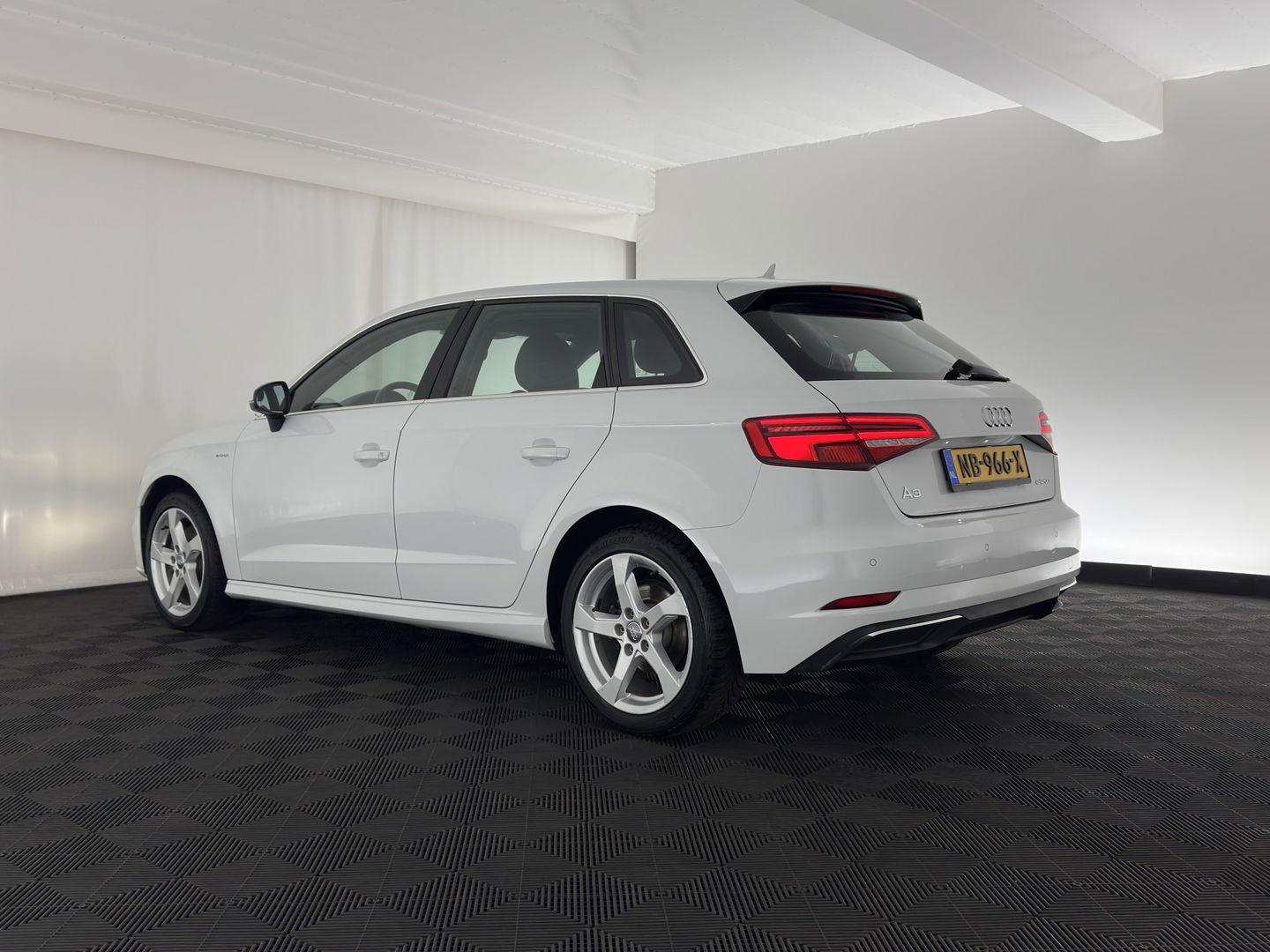 Audi A3 Sportback 1.4 e-tron Lease Edition PHEV Aut. *DIGI-COCKPIT | FULL-LED | ADAPTIVE-CRUISE | LANE-ASSIST | KEYLESS | SPORT-SEATS | NAVI-FULLMAP | ECC | PRIVACY-GLASS | PDC | CRUISE | 17''ALU*