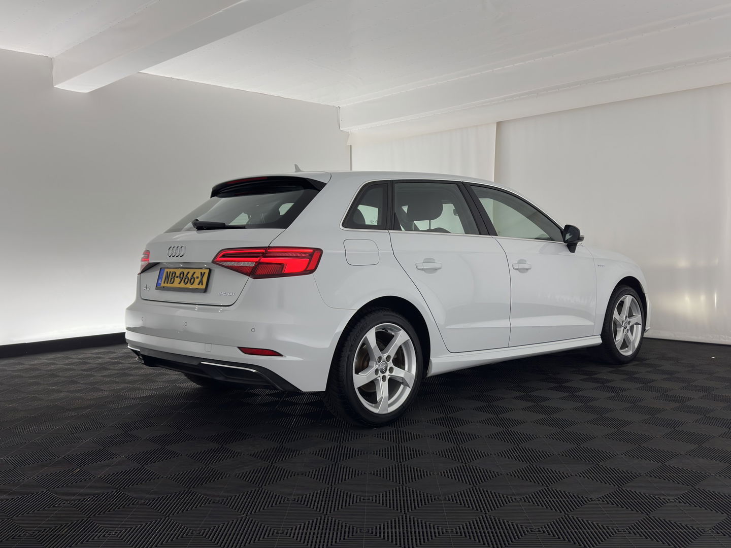 Audi A3 Sportback 1.4 e-tron Lease Edition PHEV Aut. *DIGI-COCKPIT | FULL-LED | ADAPTIVE-CRUISE | LANE-ASSIST | KEYLESS | SPORT-SEATS | NAVI-FULLMAP | ECC | PRIVACY-GLASS | PDC | CRUISE | 17''ALU*