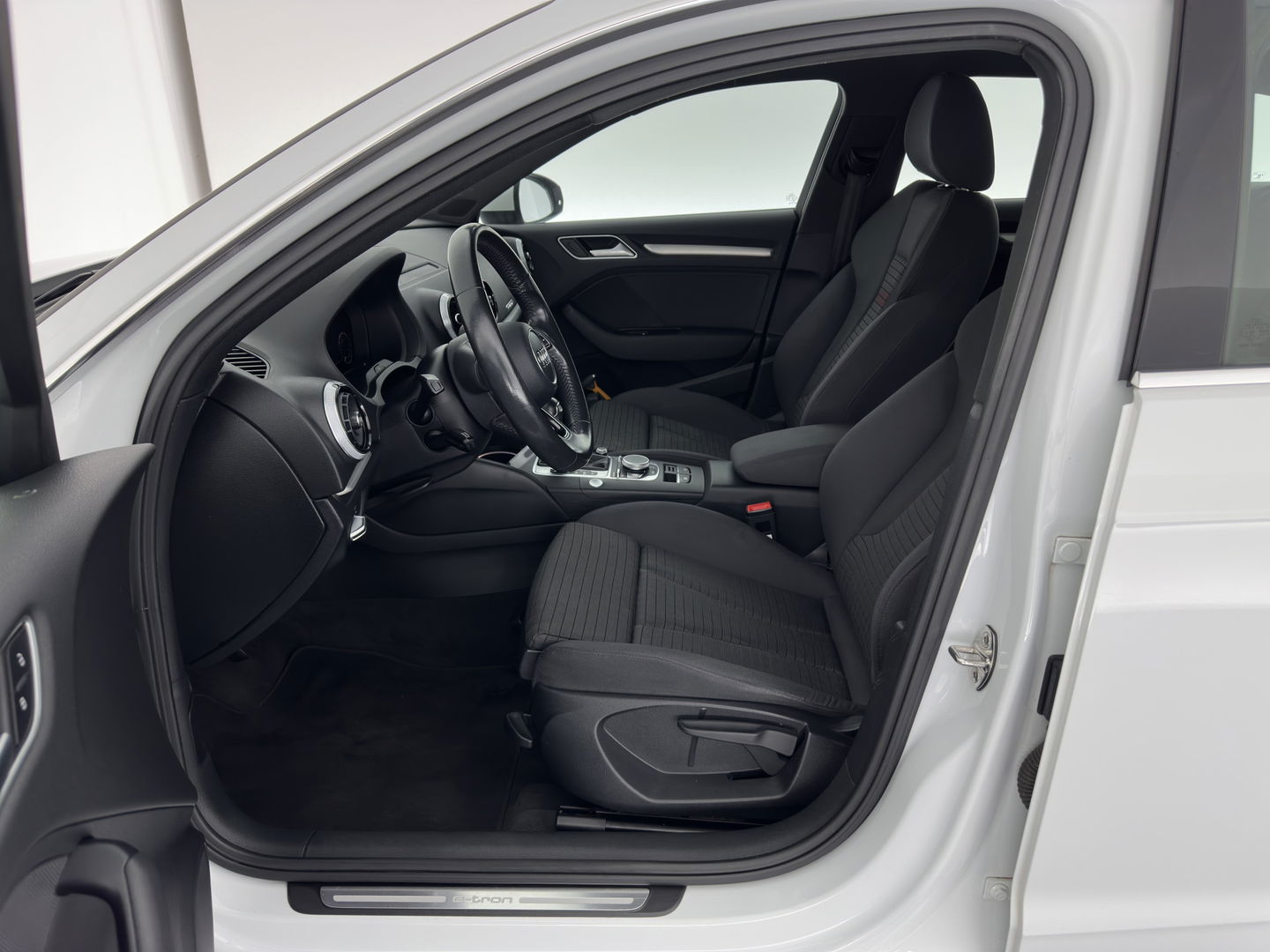 Audi A3 Sportback 1.4 e-tron Lease Edition PHEV Aut. *DIGI-COCKPIT | FULL-LED | ADAPTIVE-CRUISE | LANE-ASSIST | KEYLESS | SPORT-SEATS | NAVI-FULLMAP | ECC | PRIVACY-GLASS | PDC | CRUISE | 17''ALU*