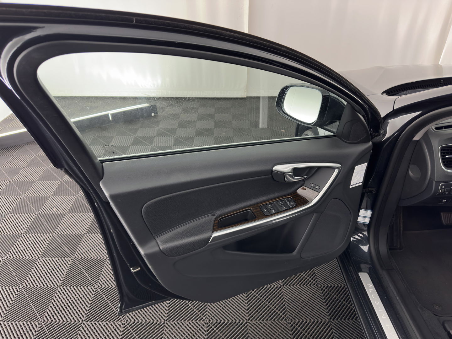 Volvo V60 2.4 D6 AWD Plug-In Hybrid Summum Aut. *PANO | LUXURY-LEATHER | XENON | MEMORY-PACK | HEATED-COMFORTSEATS | NAVI-FULLMAP | CAMERA | ECC | PDC | CRUISE | 17''ALU*