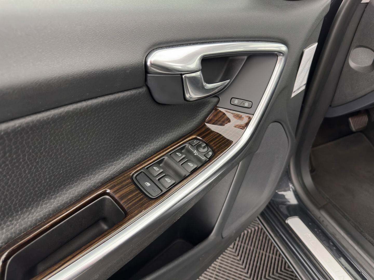 Volvo V60 2.4 D6 AWD Plug-In Hybrid Summum Aut. *PANO | LUXURY-LEATHER | XENON | MEMORY-PACK | HEATED-COMFORTSEATS | NAVI-FULLMAP | CAMERA | ECC | PDC | CRUISE | 17''ALU*