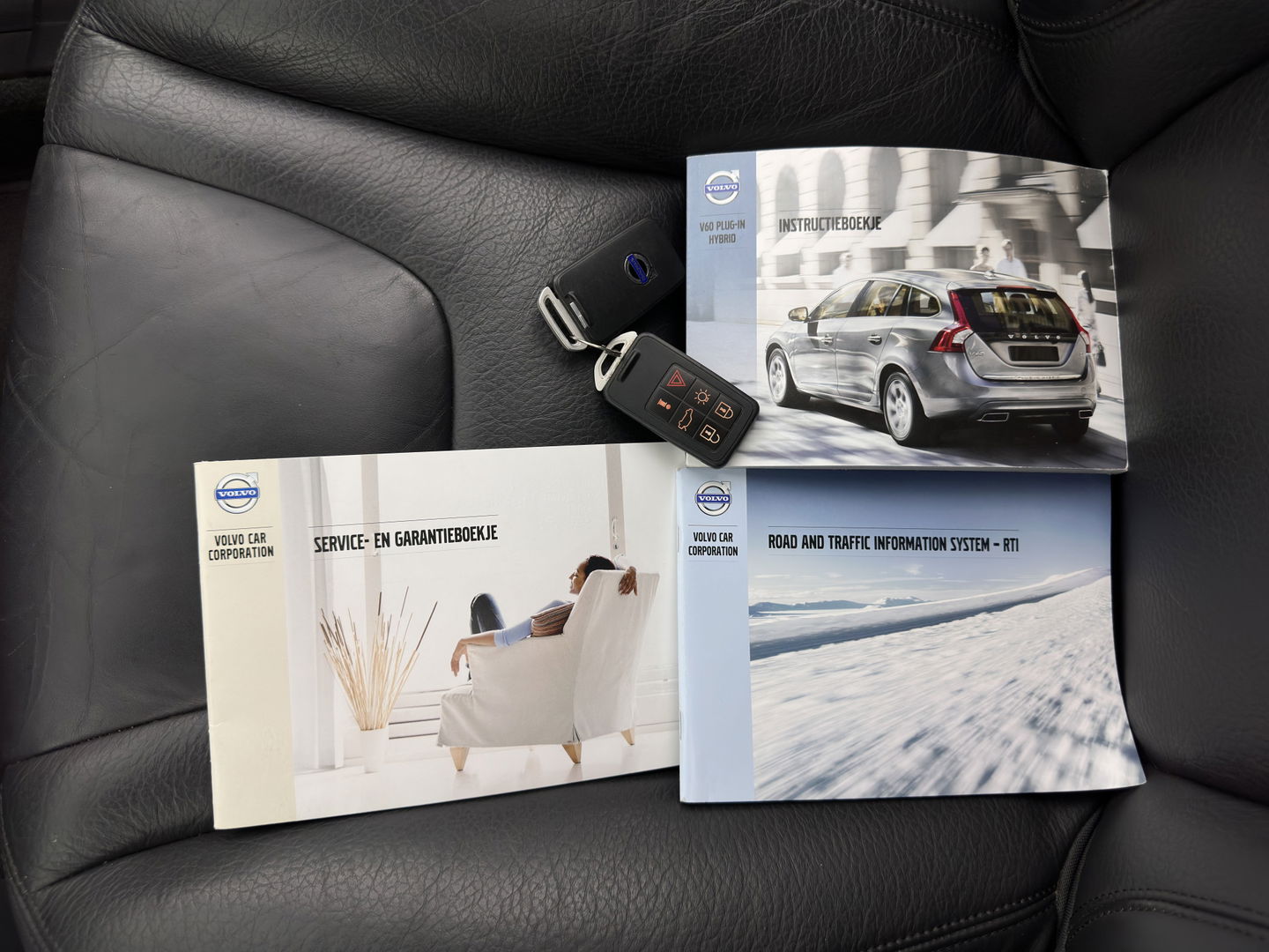 Volvo V60 2.4 D6 AWD Plug-In Hybrid Summum Aut. *PANO | LUXURY-LEATHER | XENON | MEMORY-PACK | HEATED-COMFORTSEATS | NAVI-FULLMAP | CAMERA | ECC | PDC | CRUISE | 17''ALU*