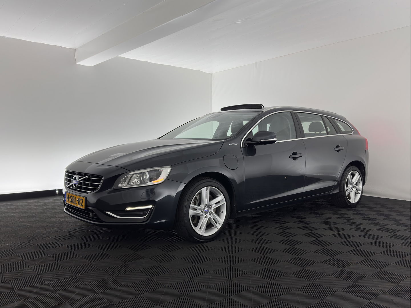 Volvo V60 2.4 D6 AWD Plug-In Hybrid Summum Aut. *PANO | LUXURY-LEATHER | XENON | MEMORY-PACK | HEATED-COMFORTSEATS | NAVI-FULLMAP | CAMERA | ECC | PDC | CRUISE | 17''ALU*