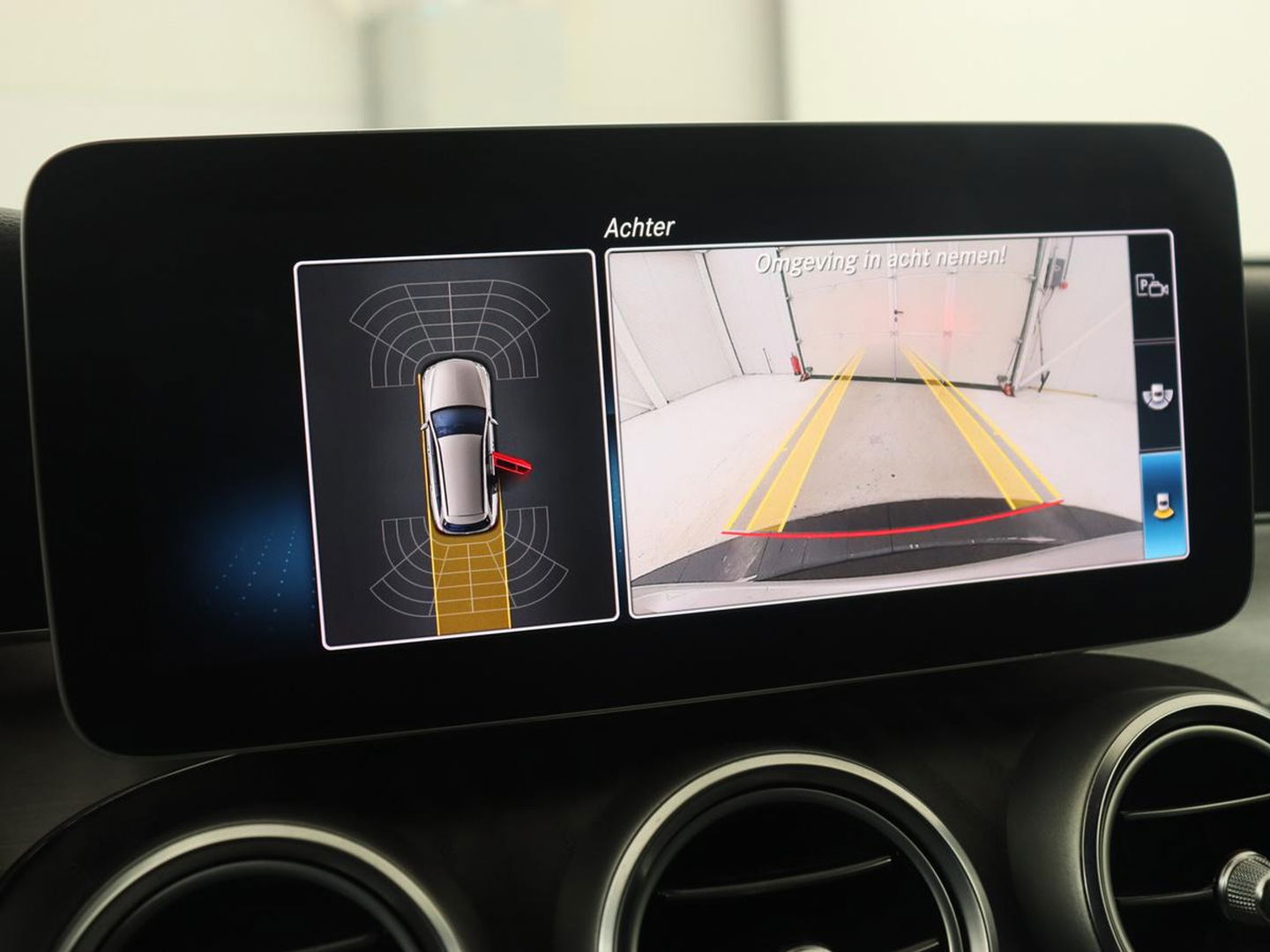 Mercedes-Benz C-Klasse 200 Business Solution AMG | Leder | Carplay | Navigatie | Stoelverwarming | Camera | Adaptive cruise | Full LED | LMV 18 inch