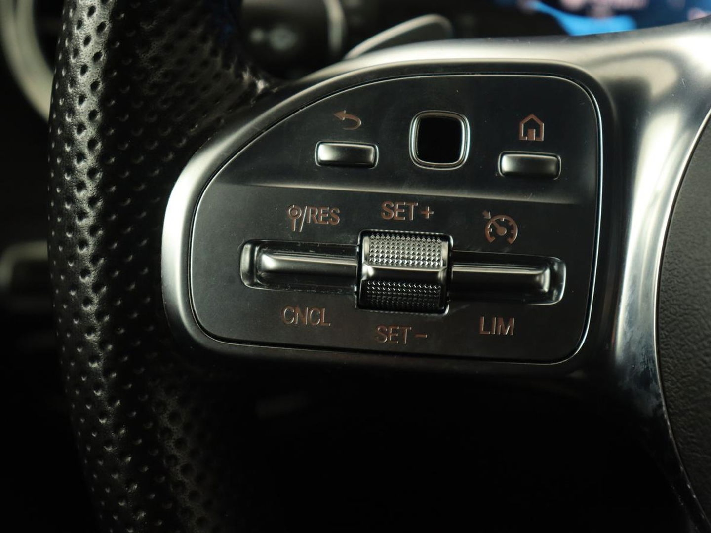 Mercedes-Benz C-Klasse 200 Business Solution AMG | Leder | Carplay | Navigatie | Stoelverwarming | Camera | Adaptive cruise | Full LED | LMV 18 inch