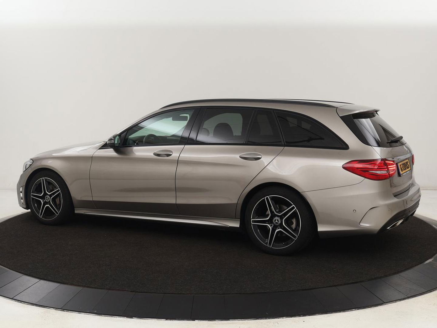 Mercedes-Benz C-Klasse 200 Business Solution AMG | Leder | Carplay | Navigatie | Stoelverwarming | Camera | Adaptive cruise | Full LED | LMV 18 inch