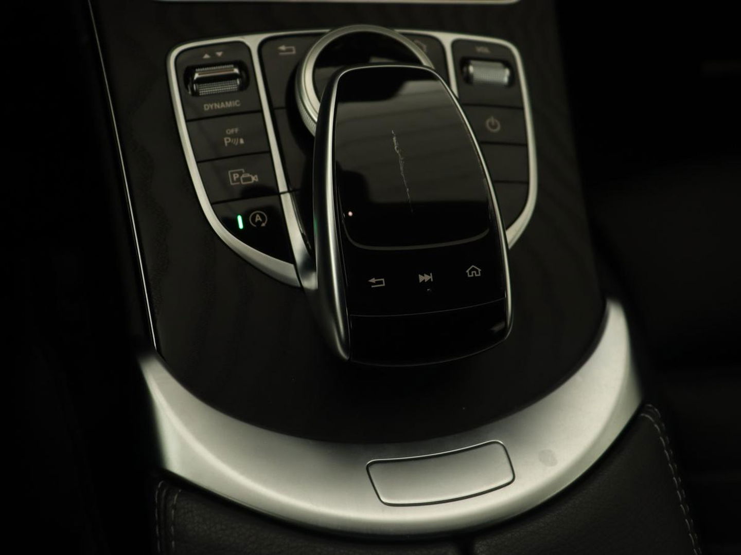 Mercedes-Benz C-Klasse 200 Business Solution AMG | Leder | Carplay | Navigatie | Stoelverwarming | Camera | Adaptive cruise | Full LED | LMV 18 inch