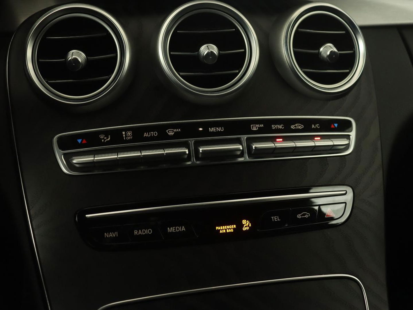 Mercedes-Benz C-Klasse 200 Business Solution AMG | Leder | Carplay | Navigatie | Stoelverwarming | Camera | Adaptive cruise | Full LED | LMV 18 inch