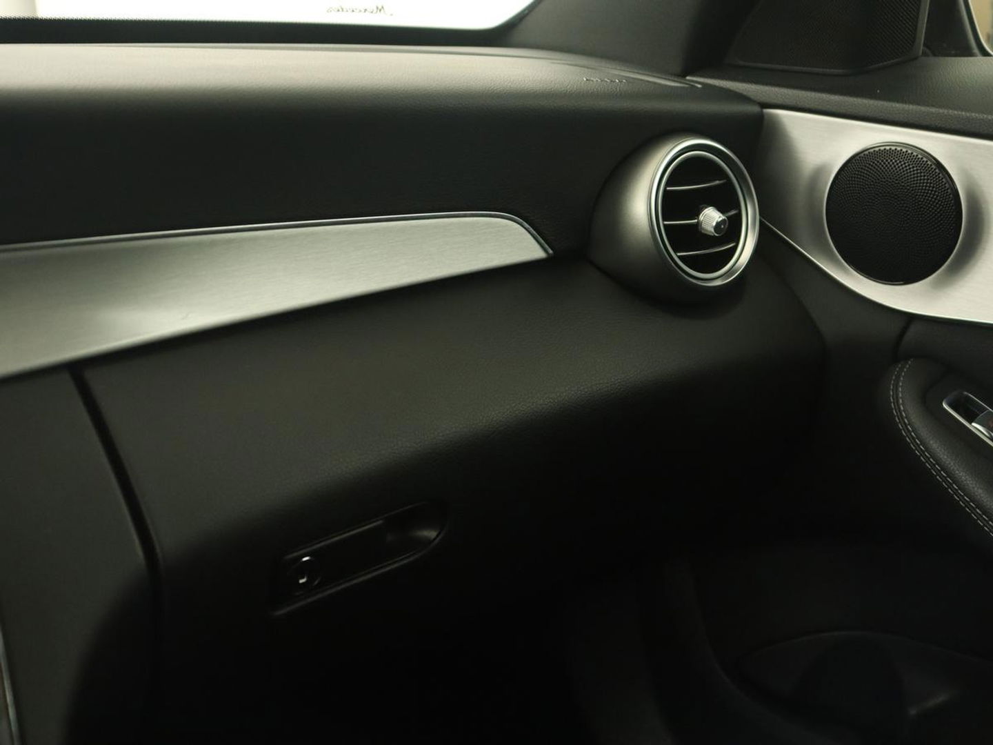 Mercedes-Benz C-Klasse 200 Business Solution AMG | Leder | Carplay | Navigatie | Stoelverwarming | Camera | Adaptive cruise | Full LED | LMV 18 inch