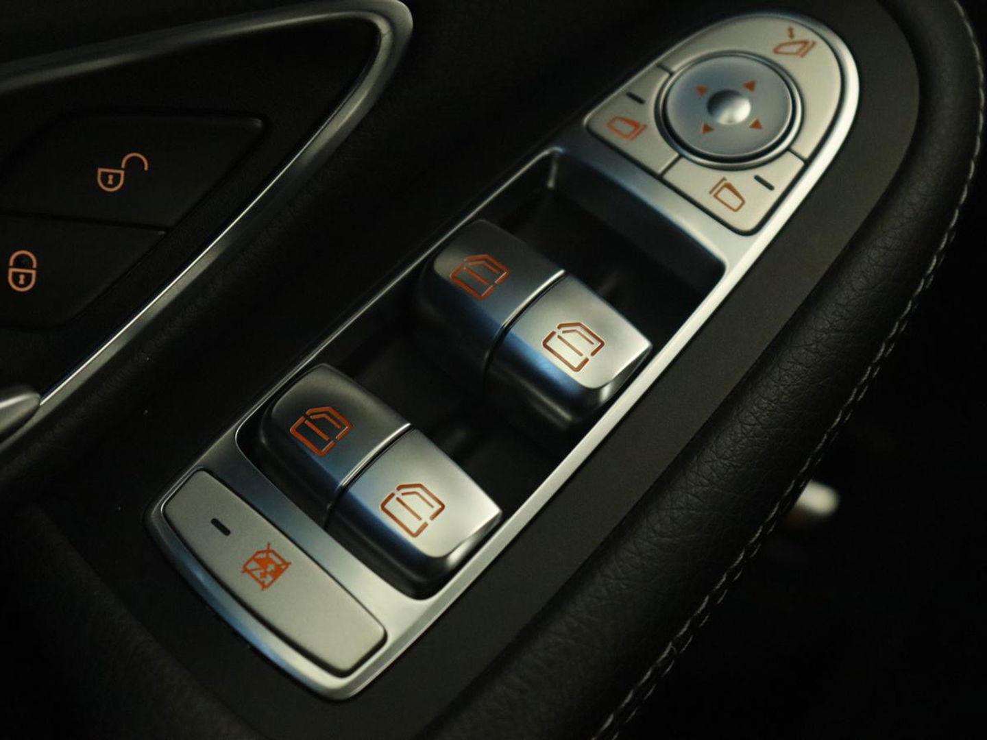 Mercedes-Benz C-Klasse 200 Business Solution AMG | Leder | Carplay | Navigatie | Stoelverwarming | Camera | Adaptive cruise | Full LED | LMV 18 inch