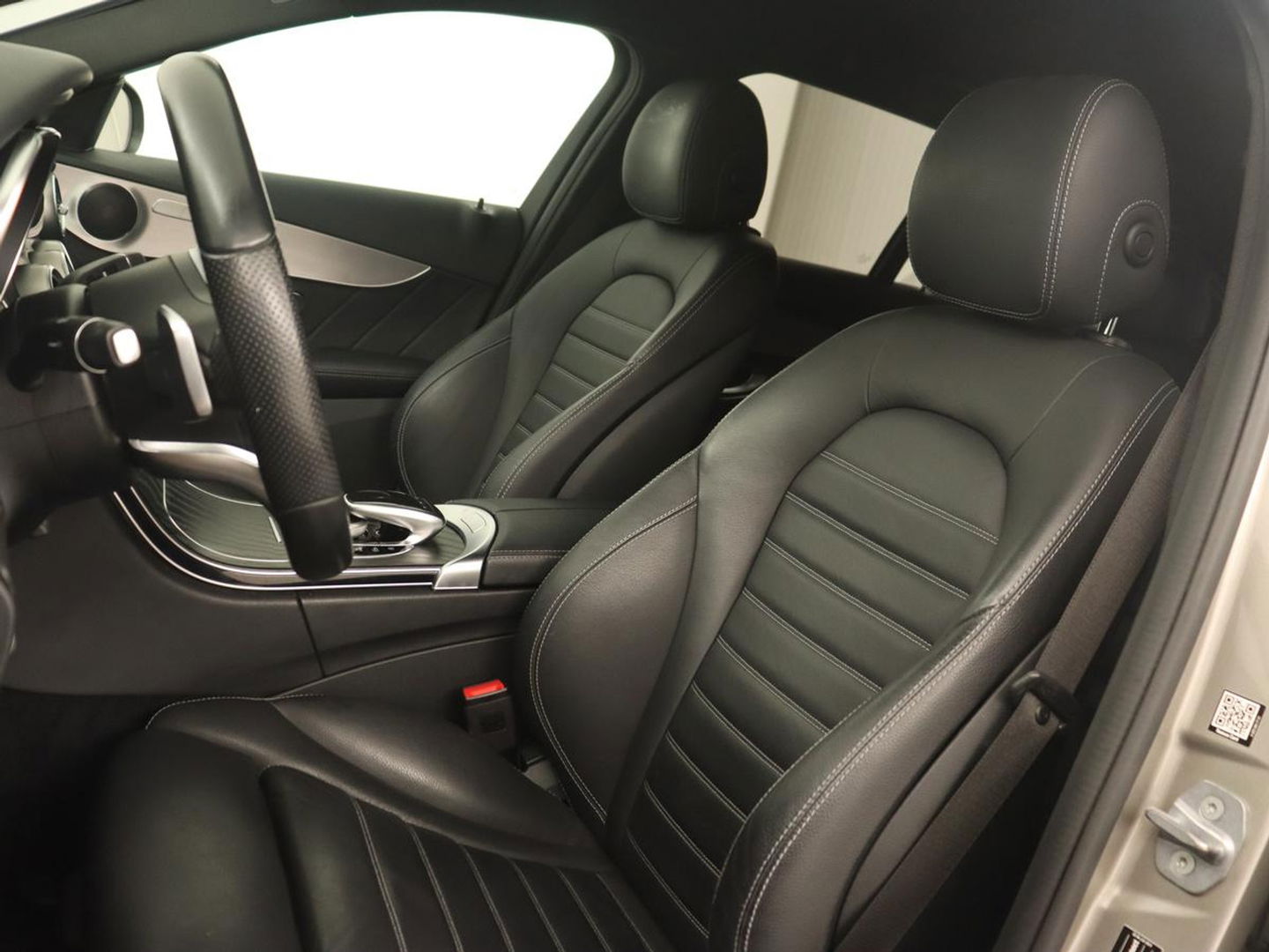 Mercedes-Benz C-Klasse 200 Business Solution AMG | Leder | Carplay | Navigatie | Stoelverwarming | Camera | Adaptive cruise | Full LED | LMV 18 inch