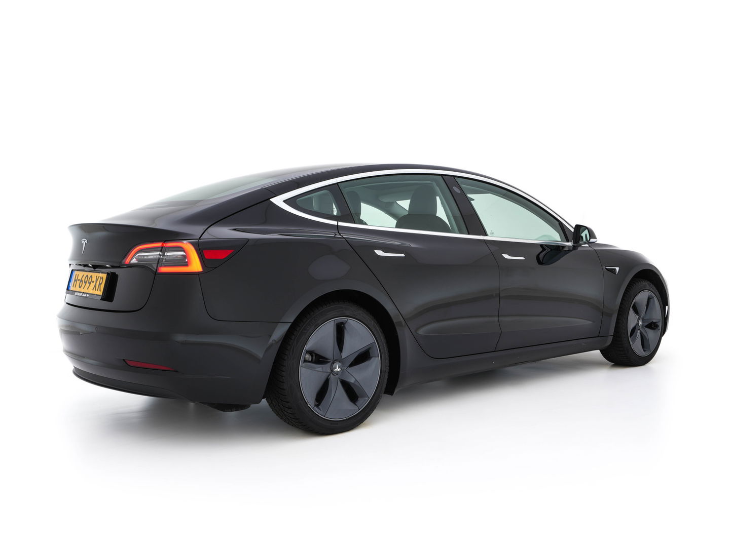 Tesla Model 3 Standard RWD Plus 60 kWh [ 3-Fase ] {SOH-84%} (INCL-BTW) Aut. *PANO | AUTO-PILOT | LUXURY-LEATHER | KEYLESS | FULL-LED | MEMORY-PACK | SURROUND-VIEW | DAB | CARPLAY | DIGI-COCKPIT | LANE-ASSIST | COMFORT-SEATS | 18"ALU*