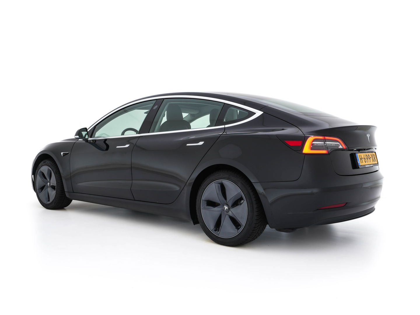 Tesla Model 3 Standard RWD Plus 60 kWh [ 3-Fase ] {SOH-84%} (INCL-BTW) Aut. *PANO | AUTO-PILOT | LUXURY-LEATHER | KEYLESS | FULL-LED | MEMORY-PACK | SURROUND-VIEW | DAB | CARPLAY | DIGI-COCKPIT | LANE-ASSIST | COMFORT-SEATS | 18"ALU*