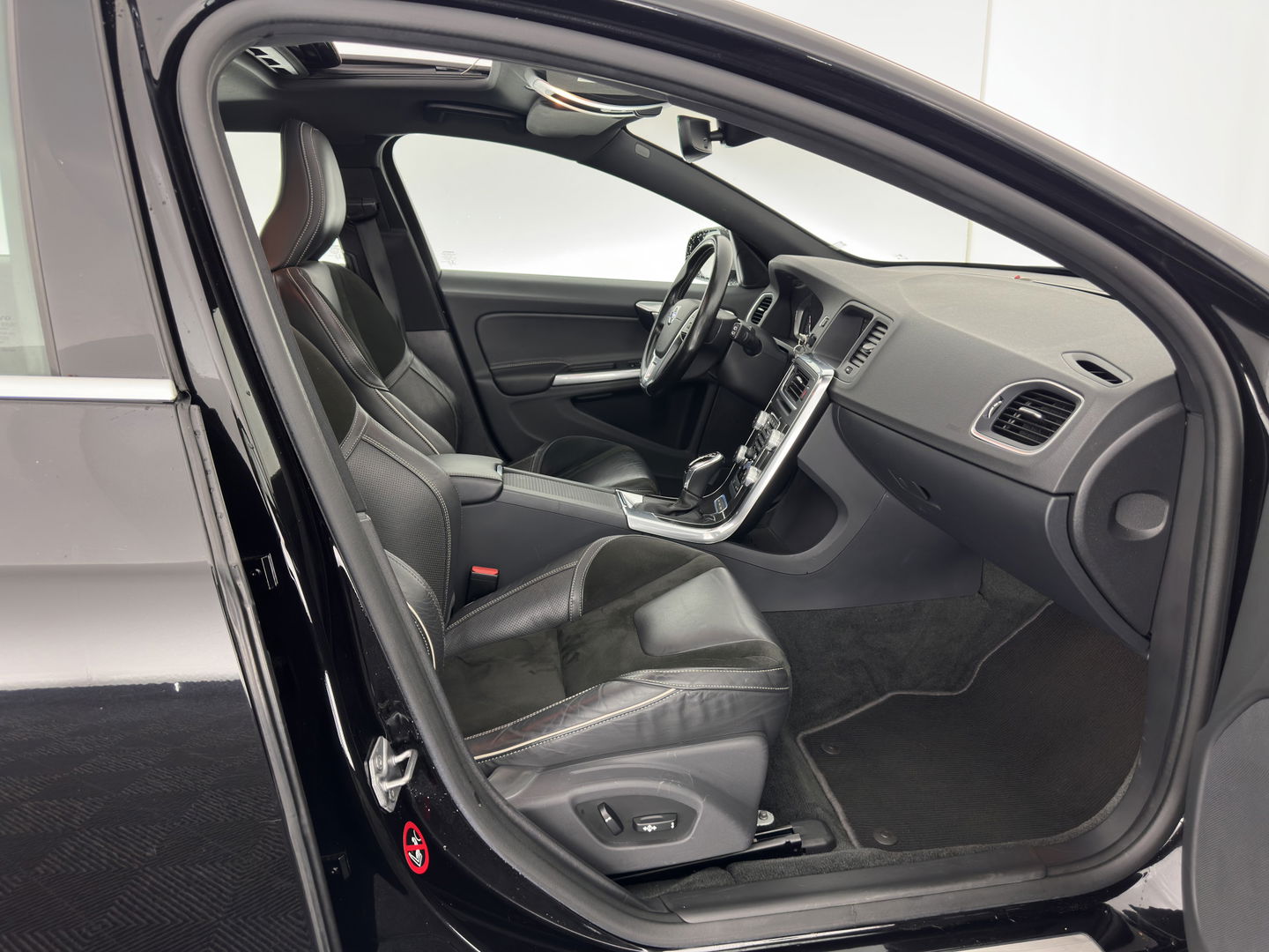 Volvo V60 2.4 D6 Twin Engine R-Design Aut. *PANO | LEATHER-ALCANTARA | BI-XENON | MEMORY-PACK | HEATED-COMFORTSEATS | NAVI-FULLMAP | CAMERA | PRIVACY-GLASS | ECC | PDC | CRUISE | 18''ALU*