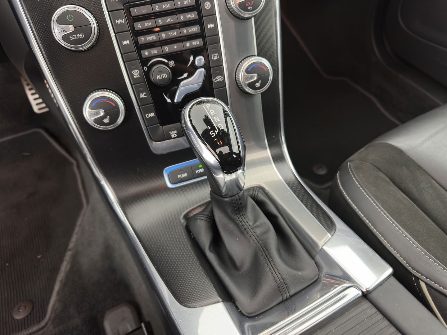 Volvo V60 2.4 D6 Twin Engine R-Design Aut. *PANO | LEATHER-ALCANTARA | BI-XENON | MEMORY-PACK | HEATED-COMFORTSEATS | NAVI-FULLMAP | CAMERA | PRIVACY-GLASS | ECC | PDC | CRUISE | 18''ALU*