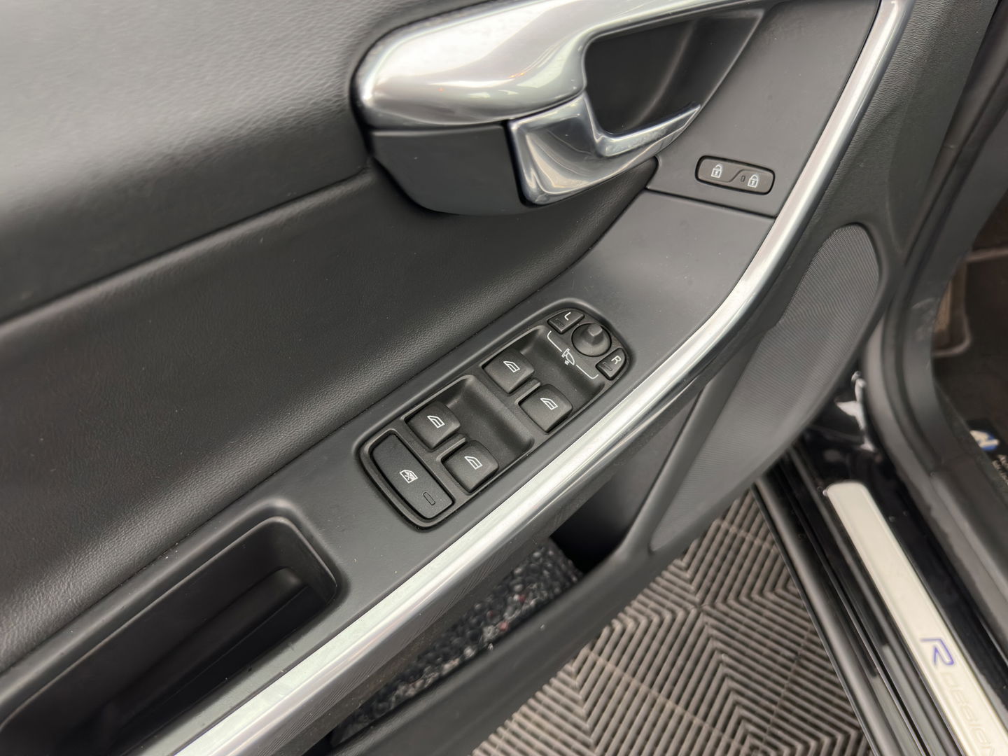 Volvo V60 2.4 D6 Twin Engine R-Design Aut. *PANO | LEATHER-ALCANTARA | BI-XENON | MEMORY-PACK | HEATED-COMFORTSEATS | NAVI-FULLMAP | CAMERA | PRIVACY-GLASS | ECC | PDC | CRUISE | 18''ALU*