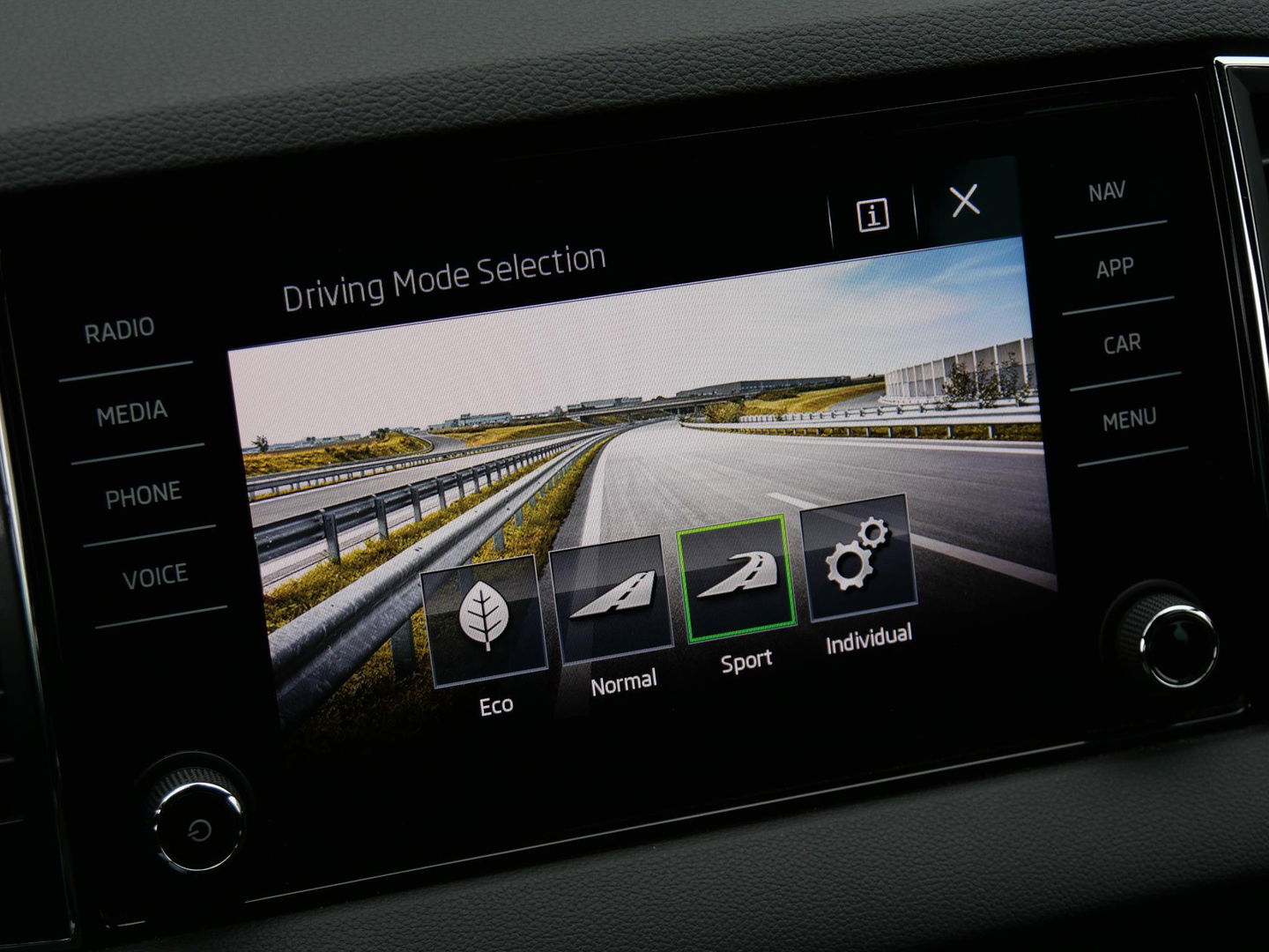 Škoda Karoq 1.5TSi SPORTLINE/ SIDE ASSIST/ ELEKT. KLEP/ CANTON AUDIO/ KEYLESS/ STEEL GRAY