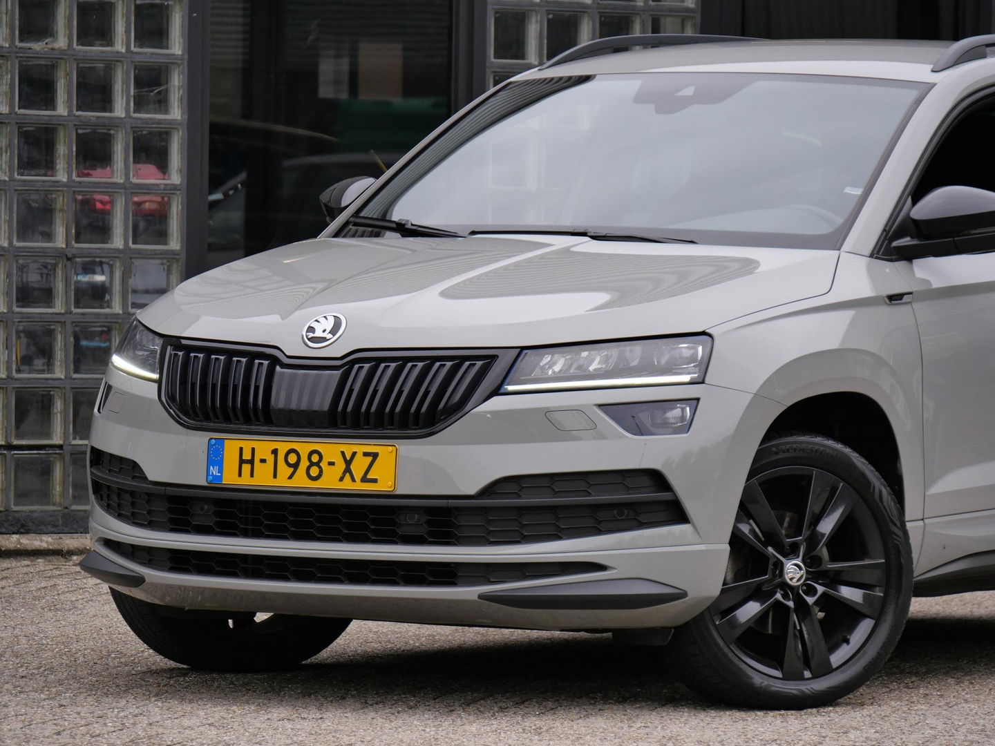 Škoda Karoq 1.5TSi SPORTLINE/ SIDE ASSIST/ ELEKT. KLEP/ CANTON AUDIO/ KEYLESS/ STEEL GRAY