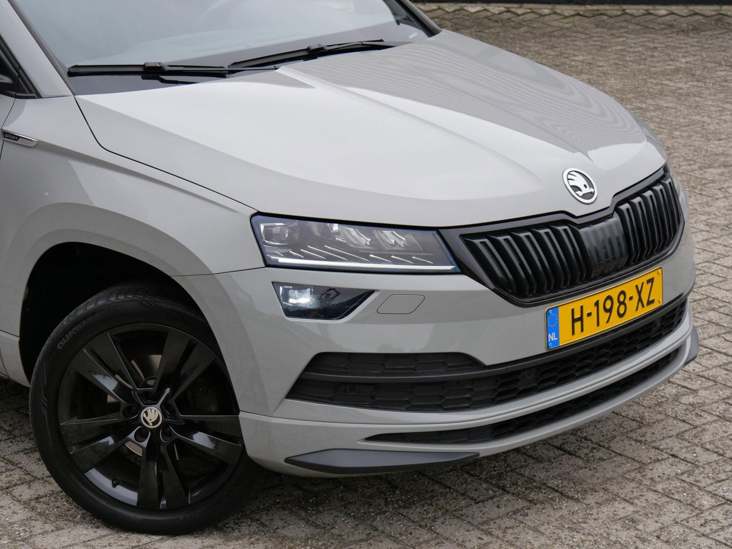 Škoda Karoq 1.5TSi SPORTLINE/ SIDE ASSIST/ ELEKT. KLEP/ CANTON AUDIO/ KEYLESS/ STEEL GRAY