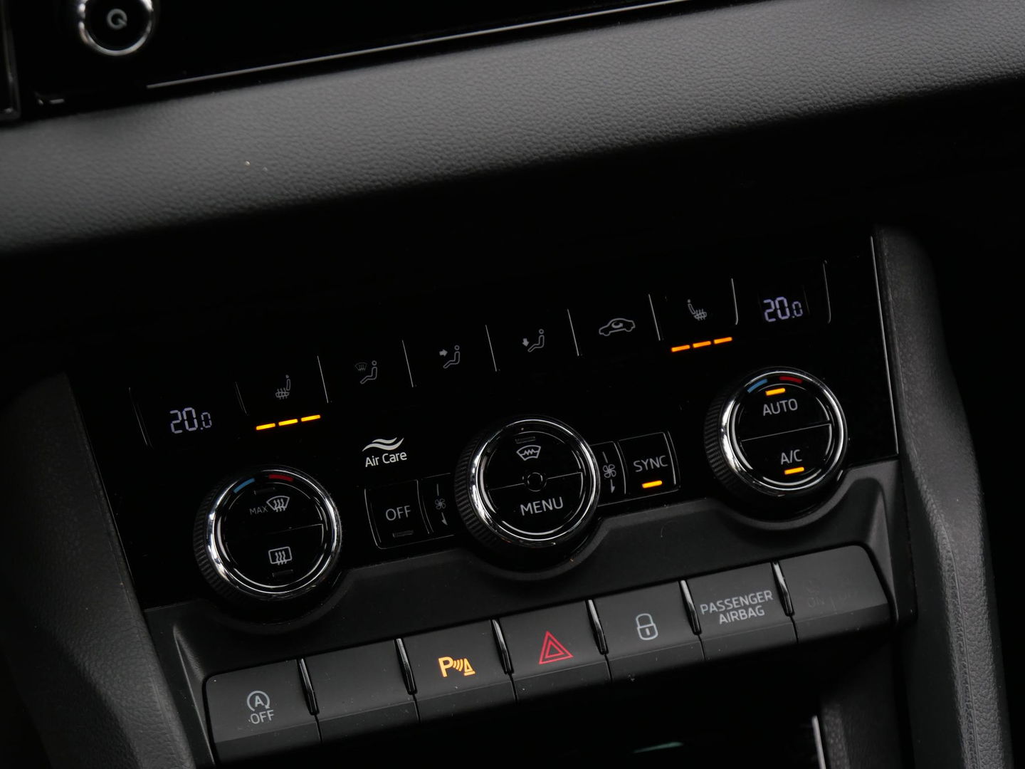 Škoda Karoq 1.5TSi SPORTLINE/ SIDE ASSIST/ ELEKT. KLEP/ CANTON AUDIO/ KEYLESS/ STEEL GRAY
