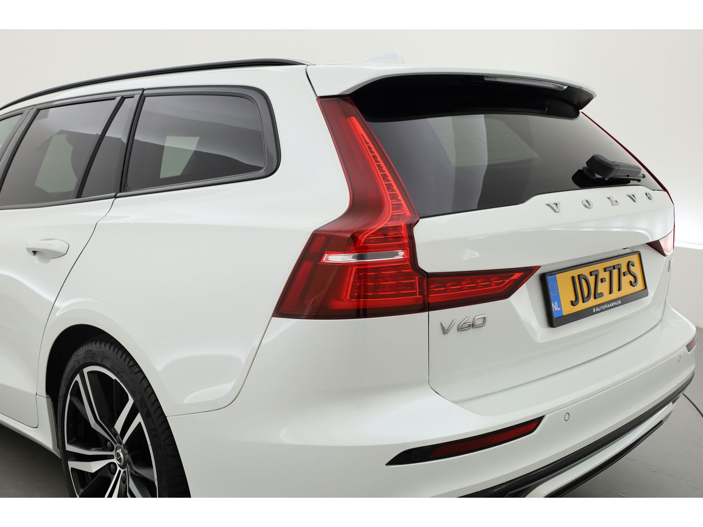 Volvo V60 T8 Recharge R-design | Memory Seats | Harman Kardon | Elek. Trekhaak | Pilot Assist | Camera