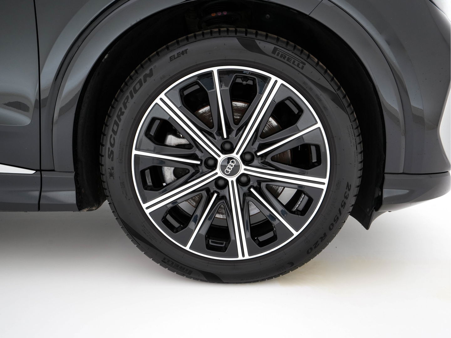 Audi Q4 Sportback e-tron 40 S-Line Edition 77 kWh [ 3-Fase ] {SOH-92%} (INCL-BTW) *HEAT-PUMP | LEATHER-FABRIC | MATRIX-LED | ADAPTIVE-CRUISE | AMBIENT-LIGHT | DIGI-COCKPIT | AUDI-SOUND | DAB+ | KEYLESS | SHIFT-PADDLES | CAMERA | HEATED-SPORTSEATS | 20''ALU*