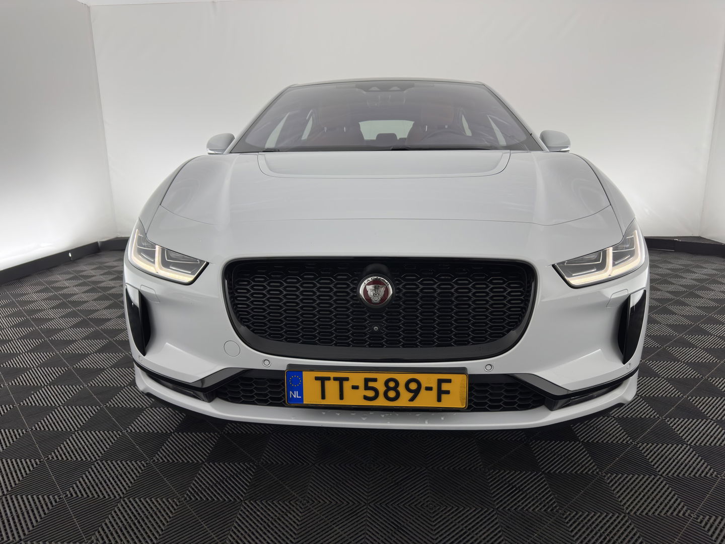 Jaguar I-PACE EV400 HSE 90 kWh {SOH-87%} Aut. *PANO | LUXURY-LEATHER | FULL-LED | MEMORY-PACK | MERIDIAN-AUDIO | DIGI-COCKPIT | KEYLESS | NAVI-FULLMAP | ECC | HEATED-COMFORTSEATS | PDC | HEAD-UP | CAMERA | CRUISE | LANE-ASSIST | 20'