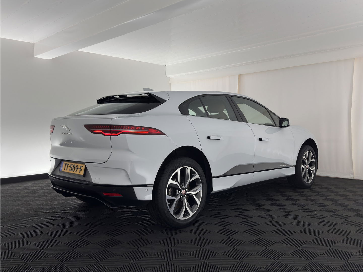 Jaguar I-PACE EV400 HSE 90 kWh {SOH-87%} Aut. *PANO | LUXURY-LEATHER | FULL-LED | MEMORY-PACK | MERIDIAN-AUDIO | DIGI-COCKPIT | KEYLESS | NAVI-FULLMAP | ECC | HEATED-COMFORTSEATS | PDC | HEAD-UP | CAMERA | CRUISE | LANE-ASSIST | 20'