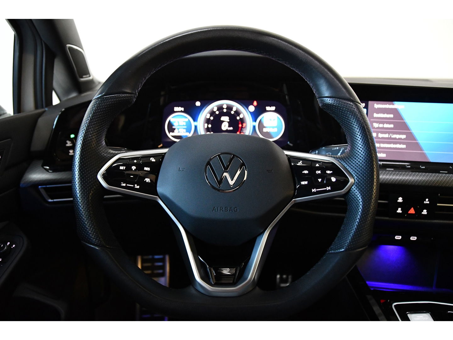 Volkswagen Golf 1.5 eTSI R-LINE PANO H&K VOL