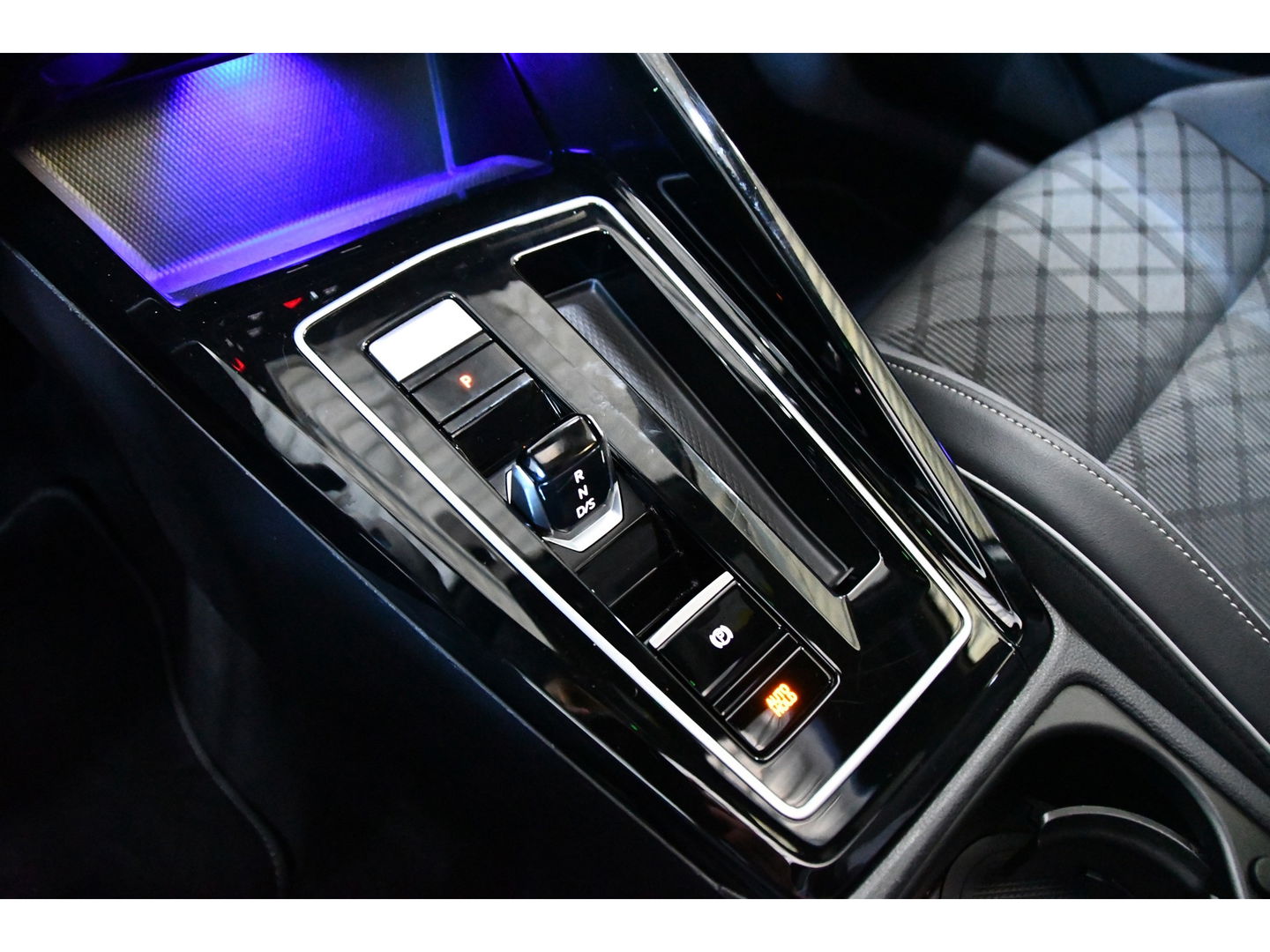 Volkswagen Golf 1.5 eTSI R-LINE PANO H&K VOL