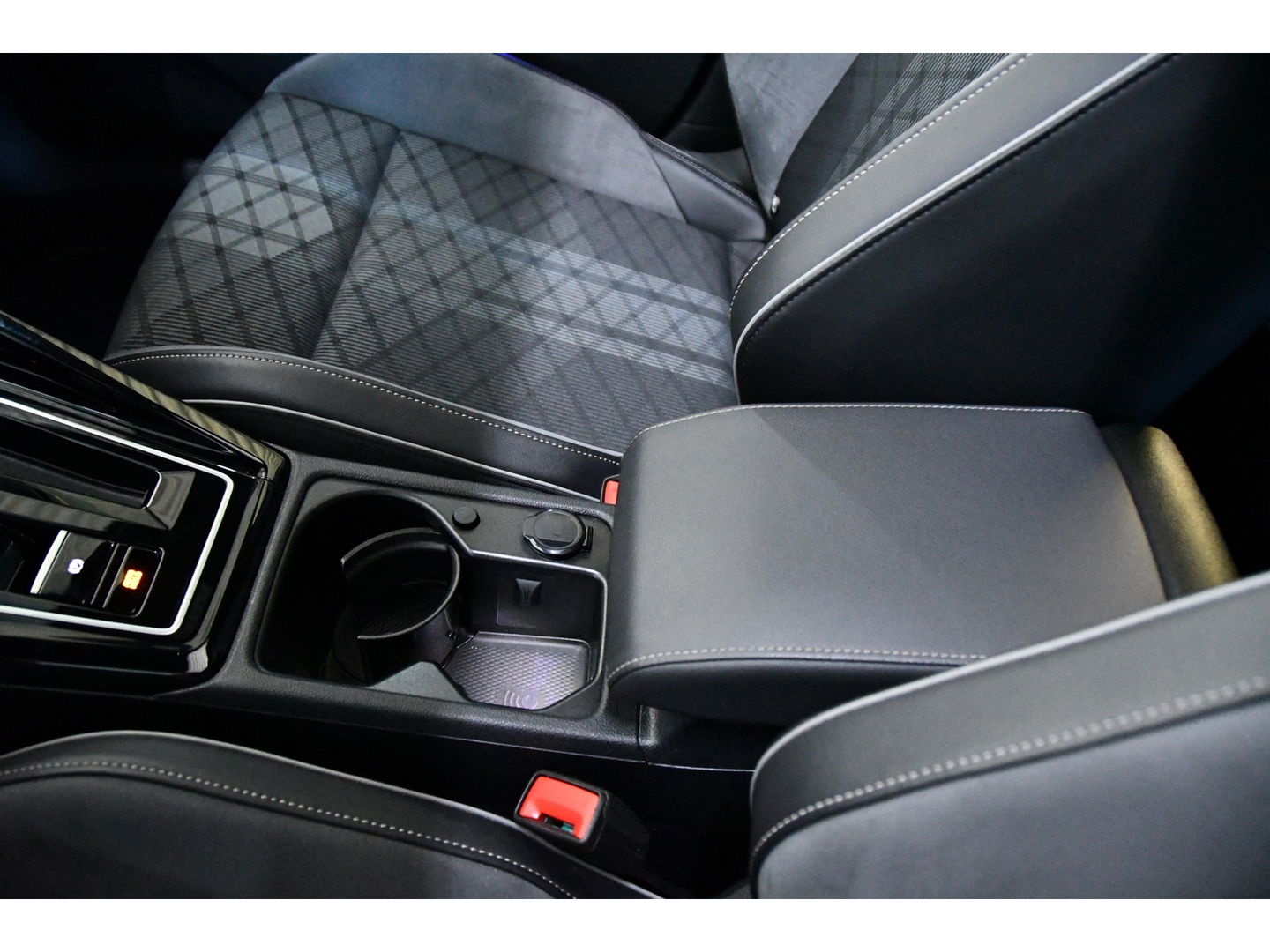 Volkswagen Golf 1.5 eTSI R-LINE PANO H&K VOL