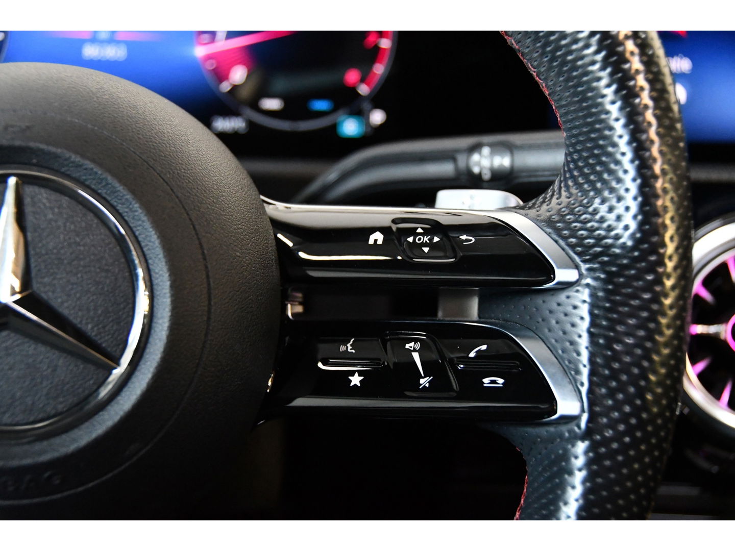 Mercedes-Benz A-Klasse A200 AMG-Line Pano Cam Night