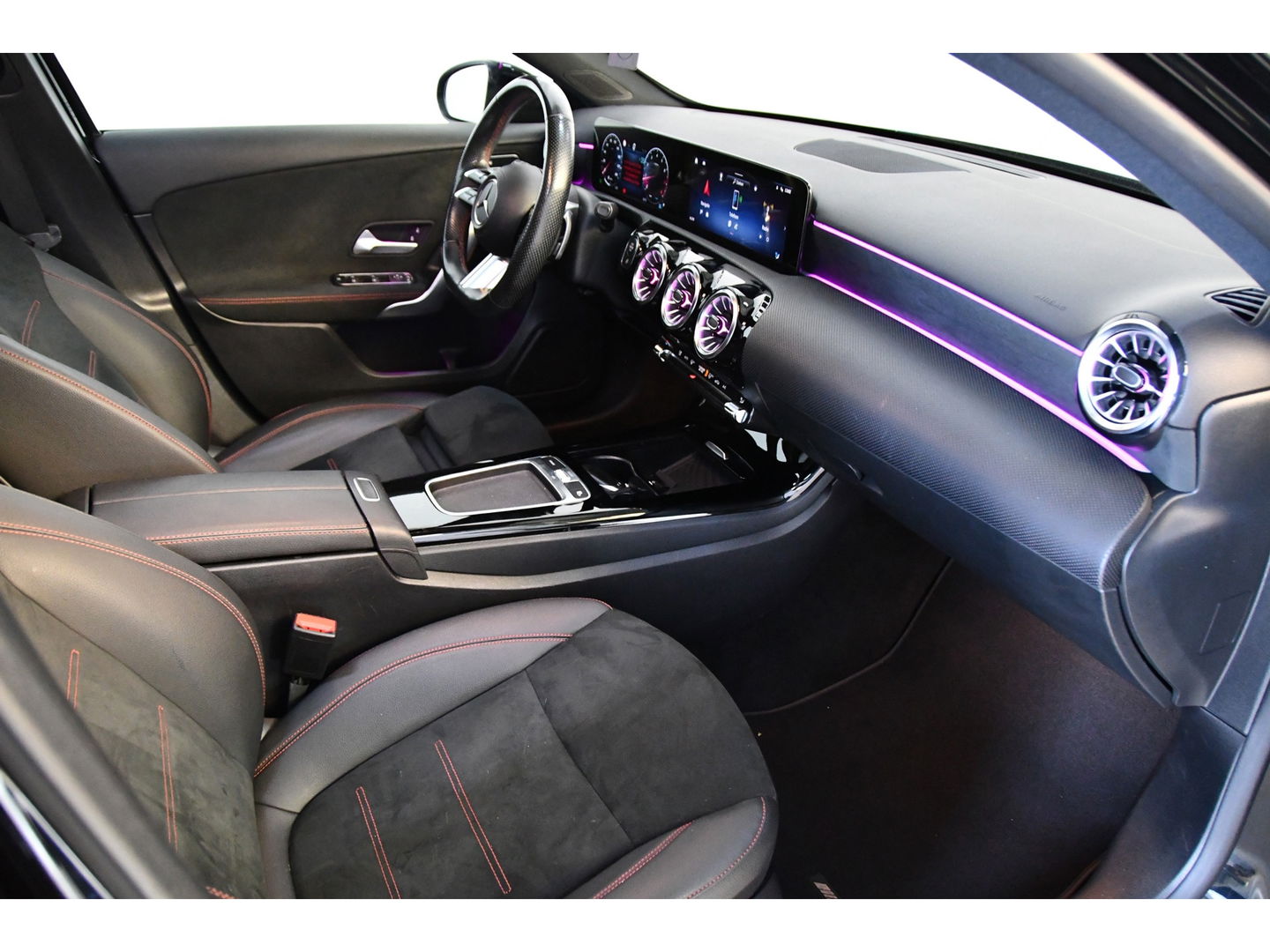 Mercedes-Benz A-Klasse A200 AMG-Line Pano Cam Night
