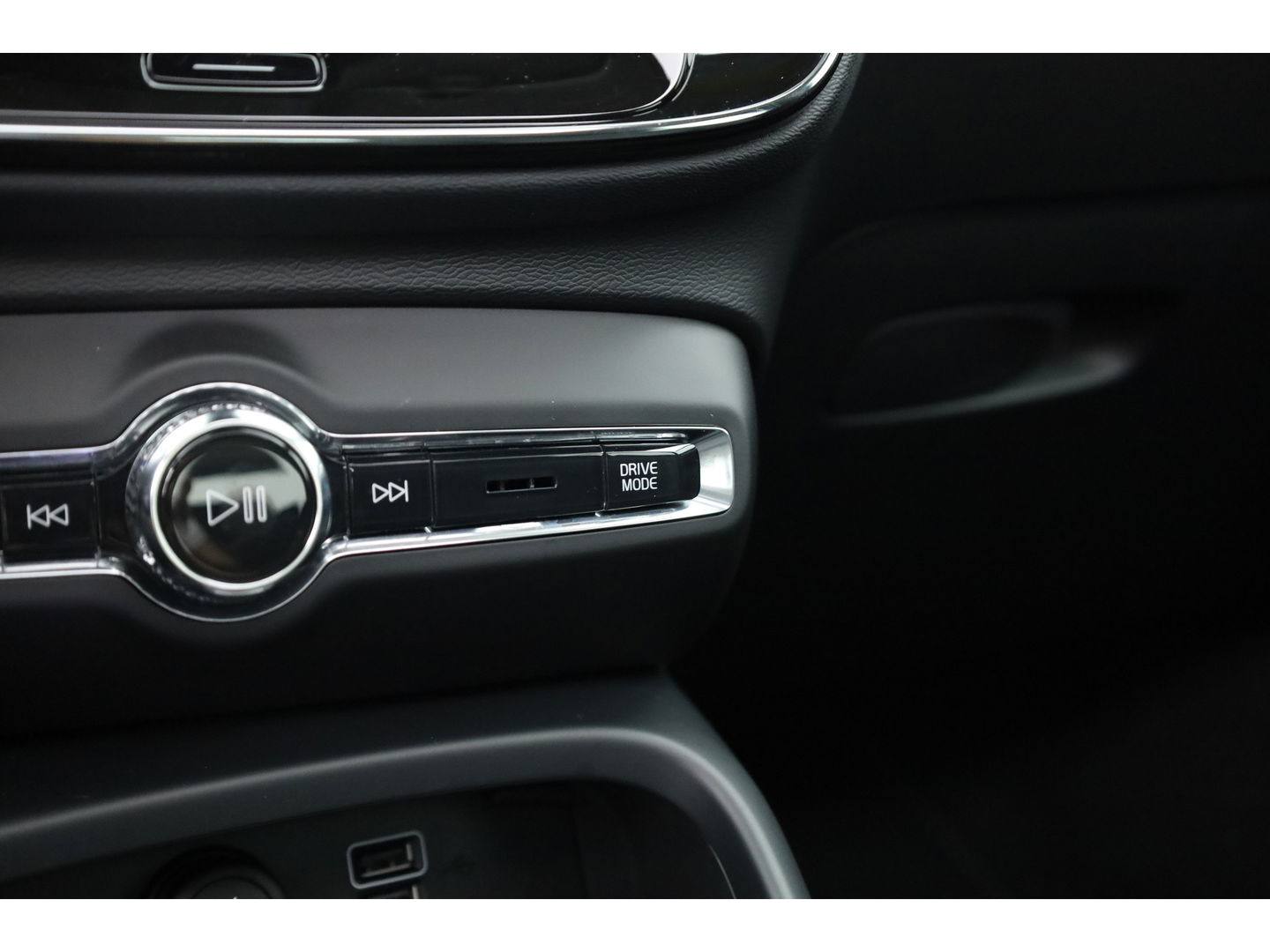 Volvo XC40 1.5 T4 Recharge Inscription | Leer | Pano-dak | ACC | 360 camera | elek. stoelen | 4x stoel + stuurverw. |