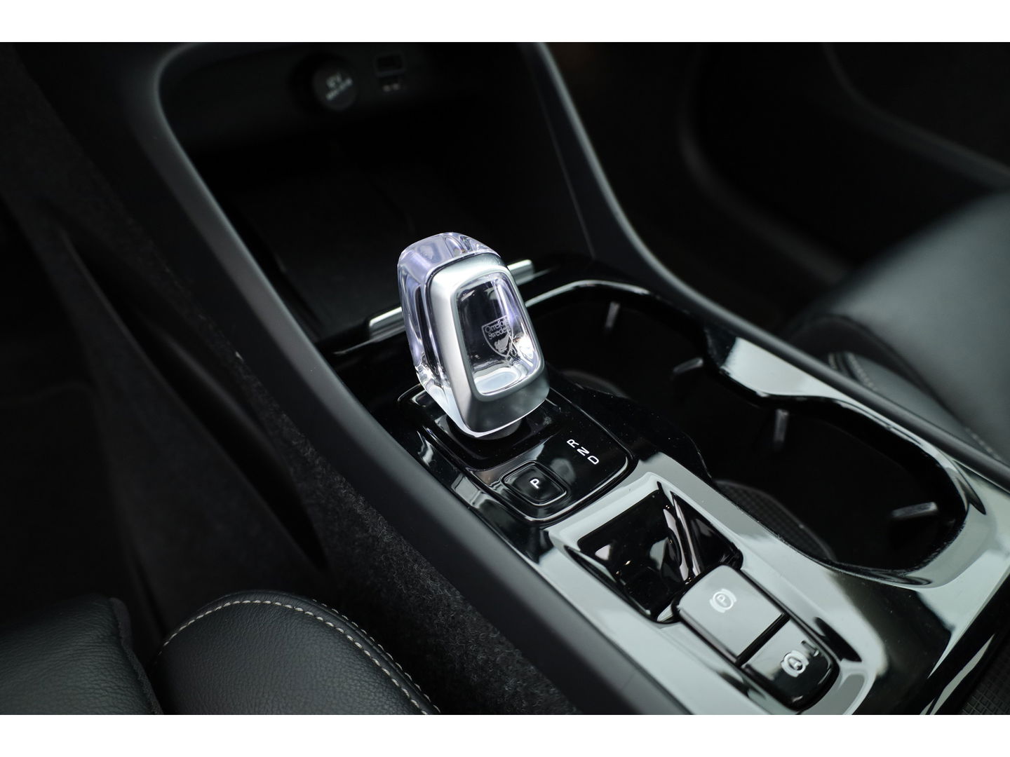 Volvo XC40 1.5 T4 Recharge Inscription | Leer | Pano-dak | ACC | 360 camera | elek. stoelen | 4x stoel + stuurverw. |