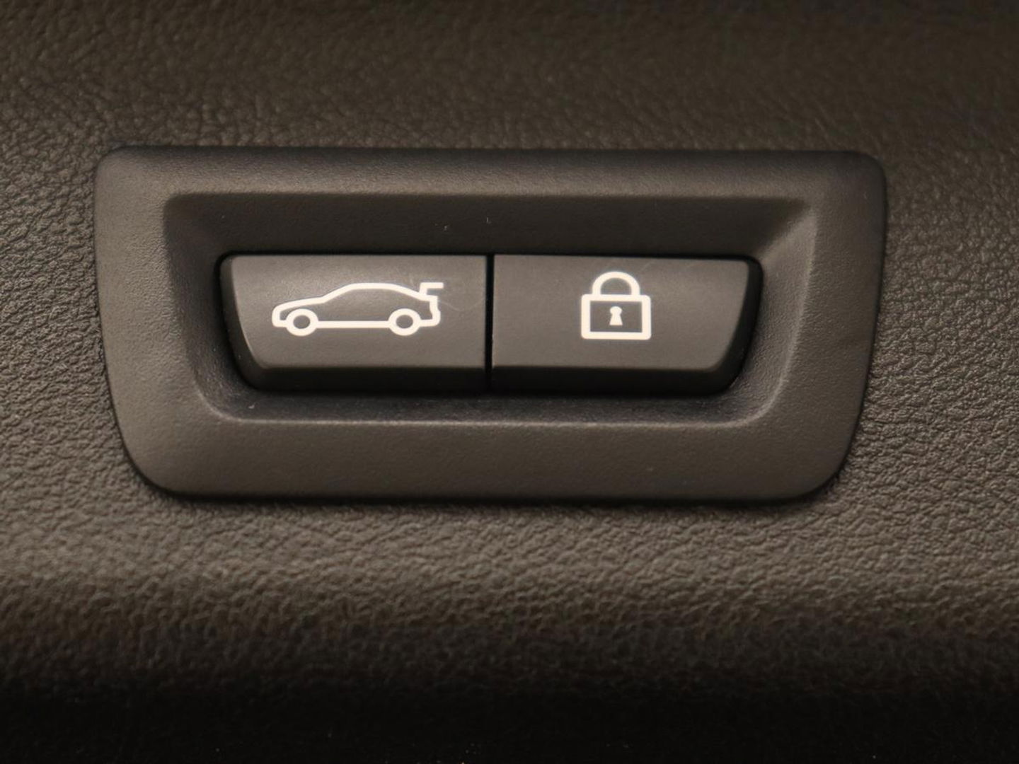 BMW 5 Serie 520i High Executive | Panoramadak | Trekhaak | Leder | Stoelverwarming | Camera | Head-Up | Navigatie | Full LED | Climate control