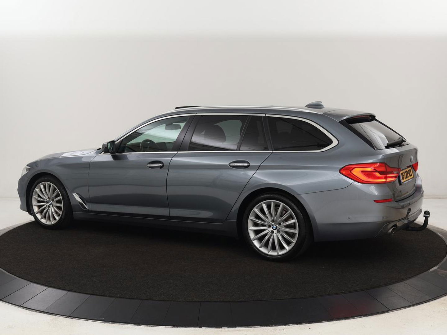 BMW 5 Serie 520i High Executive | Panoramadak | Trekhaak | Leder | Stoelverwarming | Camera | Head-Up | Navigatie | Full LED | Climate control