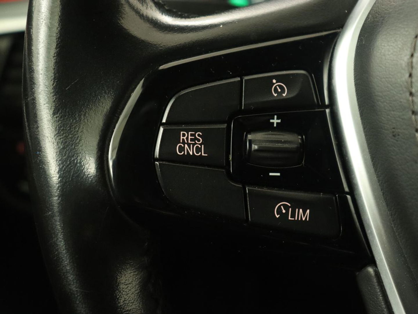 BMW 5 Serie 520i High Executive | Panoramadak | Trekhaak | Leder | Stoelverwarming | Camera | Head-Up | Navigatie | Full LED | Climate control