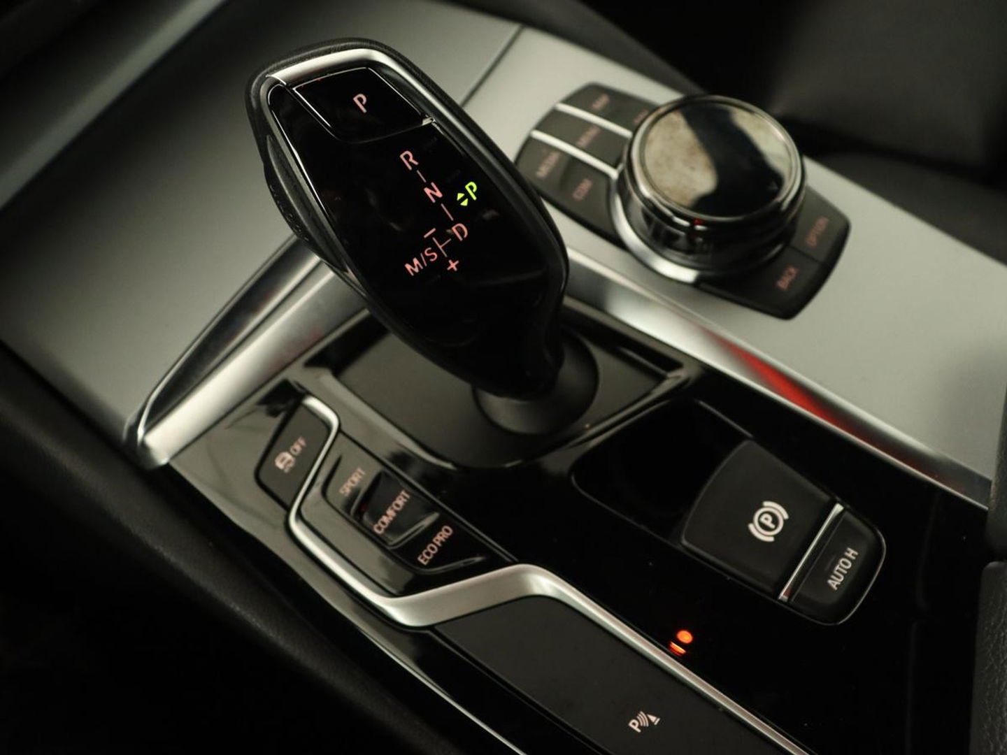 BMW 5 Serie 520i High Executive | Panoramadak | Trekhaak | Leder | Stoelverwarming | Camera | Head-Up | Navigatie | Full LED | Climate control