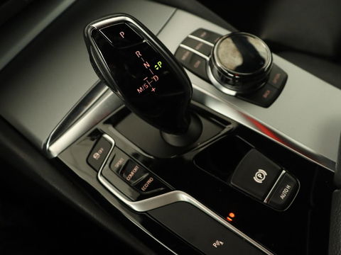 BMW 5 Serie 520i High Executive | Panoramadak | Trekhaak | Leder | Stoelverwarming | Camera | Head-Up | Navigatie | Full LED | Climate control