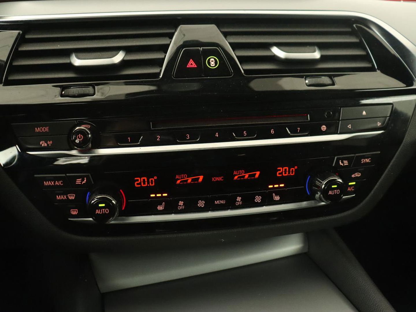 BMW 5 Serie 520i High Executive | Panoramadak | Trekhaak | Leder | Stoelverwarming | Camera | Head-Up | Navigatie | Full LED | Climate control