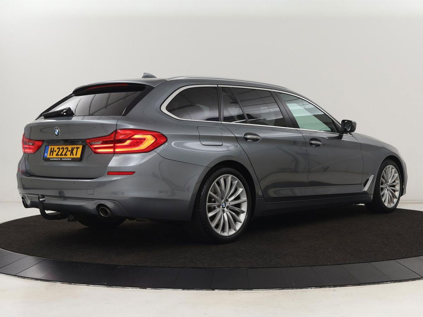 BMW 5 Serie 520i High Executive | Panoramadak | Trekhaak | Leder | Stoelverwarming | Camera | Head-Up | Navigatie | Full LED | Climate control