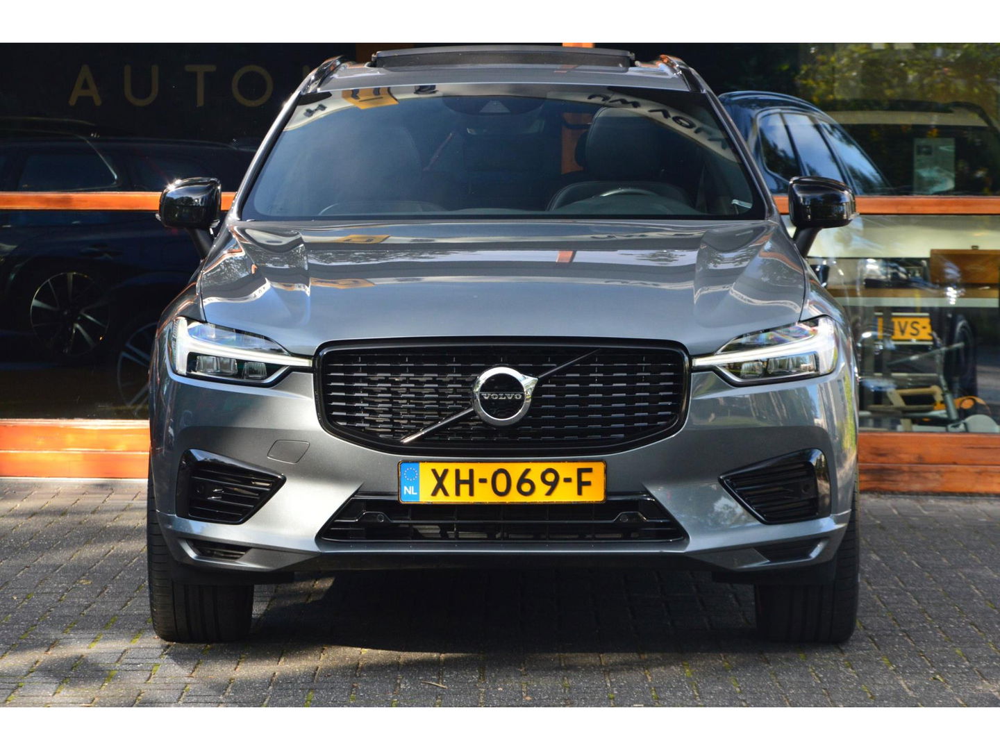 Volvo XC60 T8 Hybride AWD R-Design | Stuurverwarming | Cruise-Control | Schuif/Kantel-dak | Stoelverwarming |