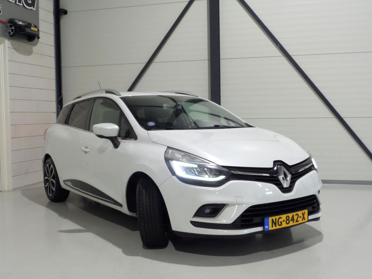Renault Clio Estate 0.9 TCe Intens "Origineel NL!" Trekhaak Bluetooth Climatronic Cruise-control Half-Leder Parkeersensoren